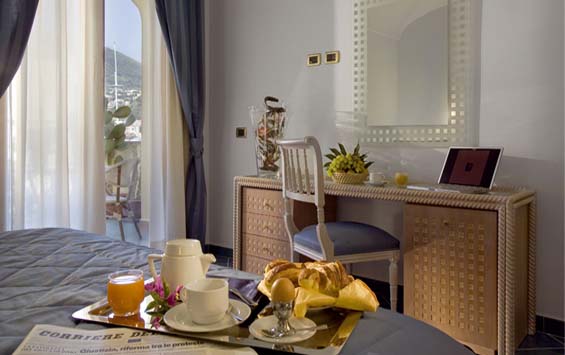 Soggiorno di Maggio a Ischia all’Aragona Palace: Spiaggia, Cure Termali e Camere Vista Mare